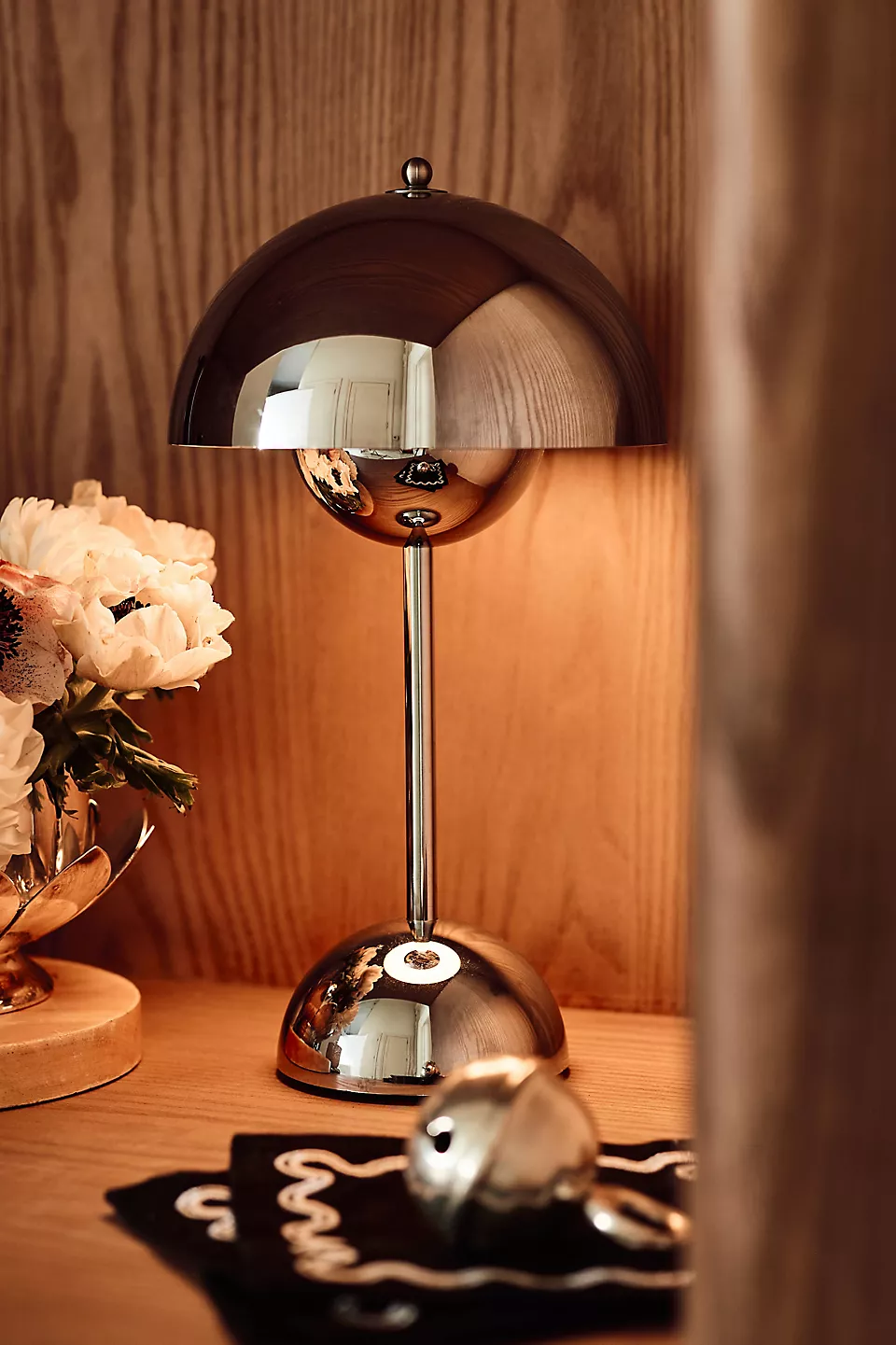 Flowerpot VP9 Cordless Metallic Table Lamp - Photo 3
